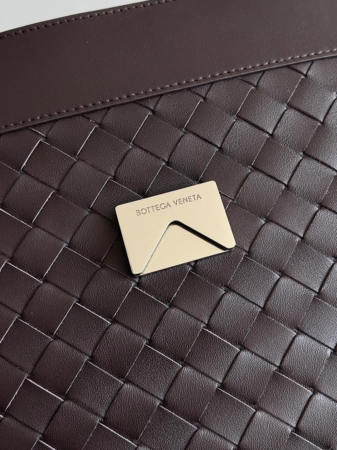 Batch 2460 BOTTEGA VENETA 2025 new men's ANDIAMO backpack Bottega Veneta's main recommendation is undoubtedly Andiamo. The first new favorite of 2025 is a men's splayed buckle bag. It can be seen that the designer has used many small ideas. The detachable cross-body strap is very convenient for elite office workers to carry their work diary. Reduce the burden on your hands when carrying office supplies. The interior is divided into two large compartments and a small zippered compartment. Unlike the women's model, the compartments here are not detachable. The fixed large single layer also makes it easier to pack lightly when going out to work and avoids the accumulation of too many small items. Style number: 807715 Size: 37*26*13cm
